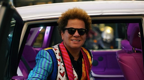 Mulher quebra obra de Romero Britto na frente do artista. Foto: Reprodução/Instagram