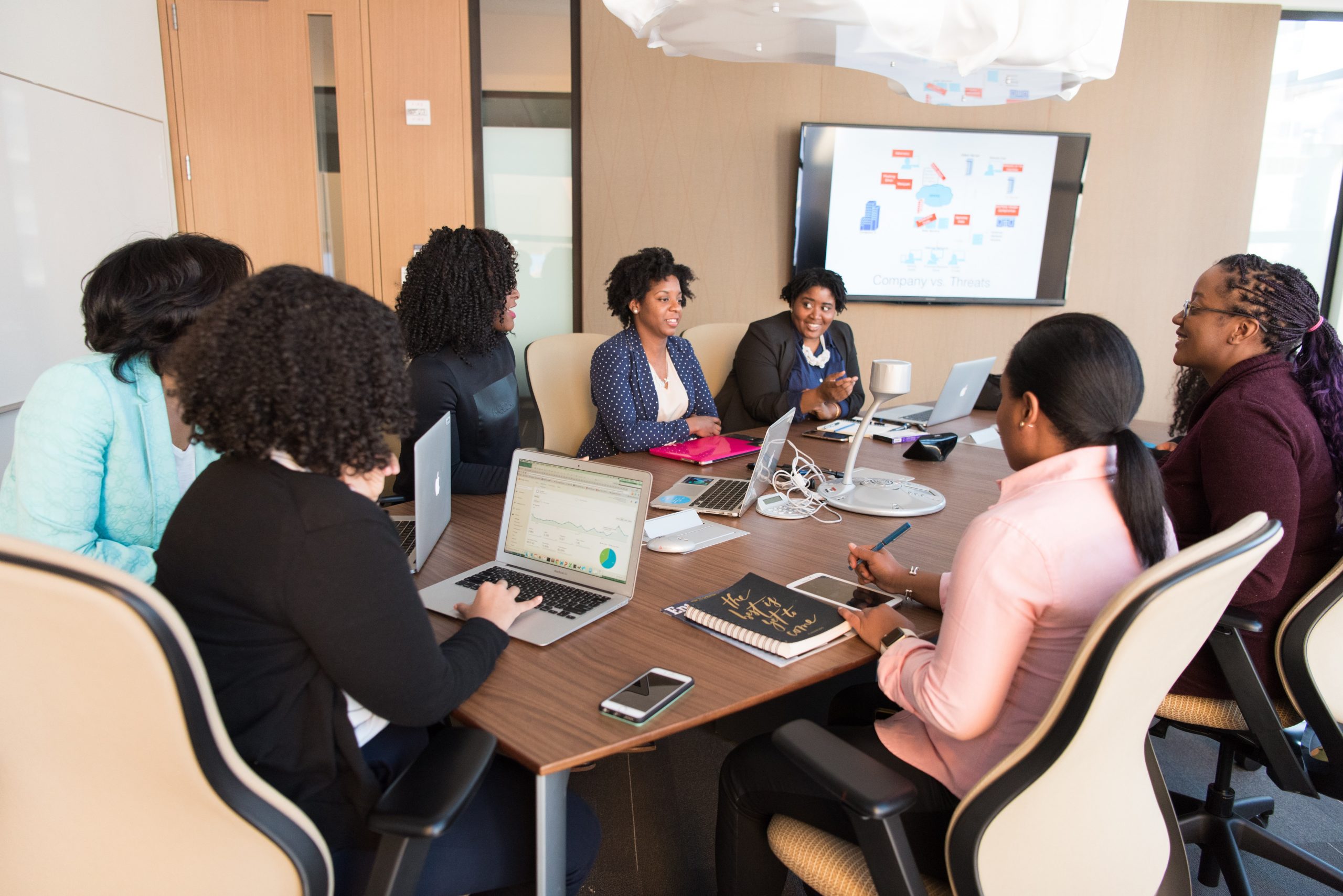 Ações como o programa de trainees do Magalu apenas para negros devem ganhar força. Foto: Christina Morillo/Pexels