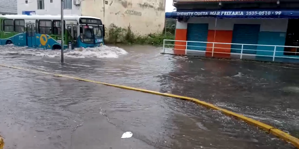 Alagamento na avenida Vitória Régia, em Santos Dumont. Imagem: ouvinte BandNews FM