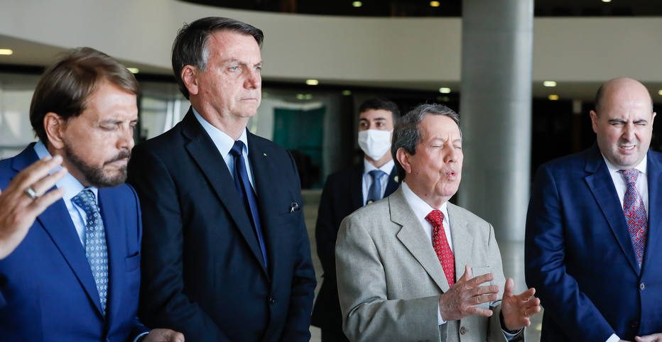 Jair Bolsonaro e o missionário R.R. Soares (de terno cinza), fundador de uma igreja que deve à União. Foto: Isac Nóbrega/ PR