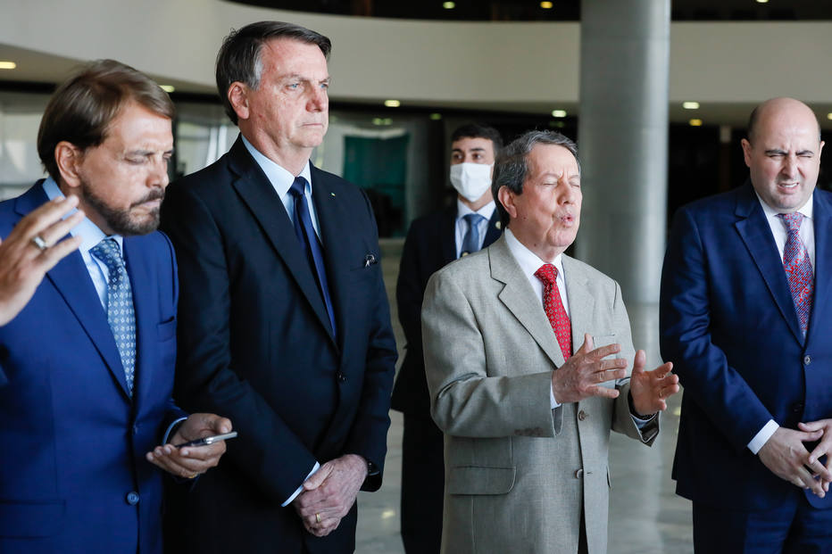 Jair Bolsonaro e o missionário R.R. Soares (de terno cinza), fundador de uma igreja que deve à União. Foto: Isac Nóbrega/ PR