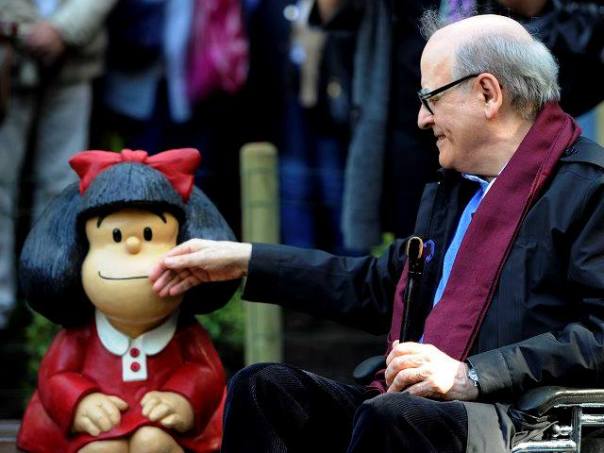 Quino ao lado da escultura da Mafalda. Foto: Reprodução/Mafalda Oficial