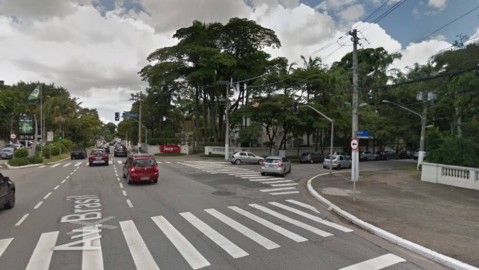 A equipe tentou interceptar o carro na Avenida Brasil quando iniciou a troca de tiros Foto: Reprodução/Google Street View