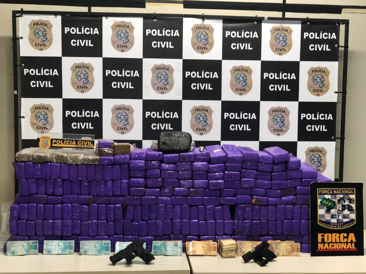 Dinheiro, drogas e armas apreendidos pela Polícia Civil nesta terça-feira. Foto: Divulgação/Sesp