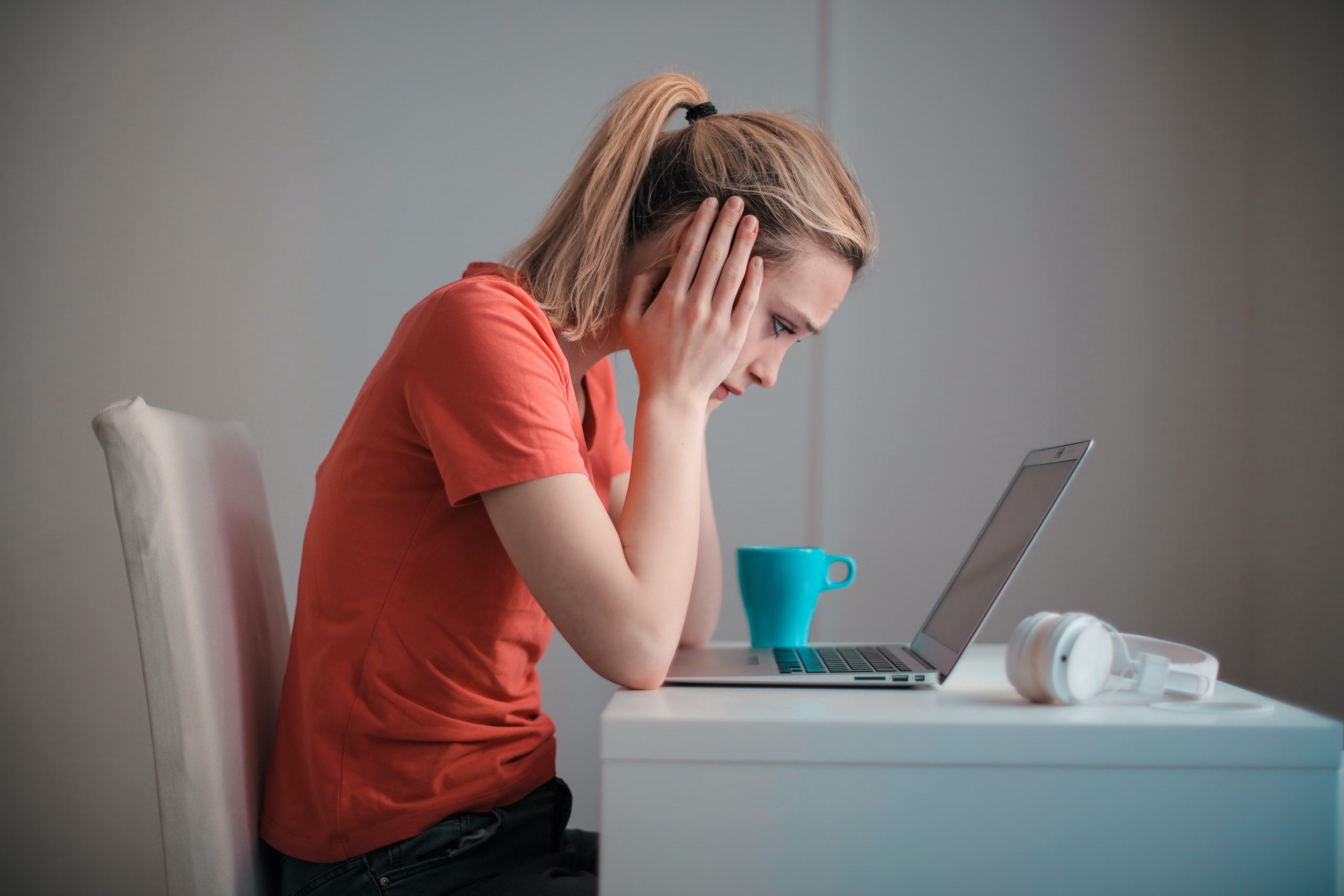 Quase metade das mulheres já sofreu assédio sexual no trabalho. Foto: Andrea Piacquadio/Pexels