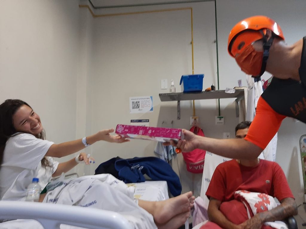 Super-herói capixaba leva alegria e presentes para crianças internadas. Foto: Arquivo Pessoal