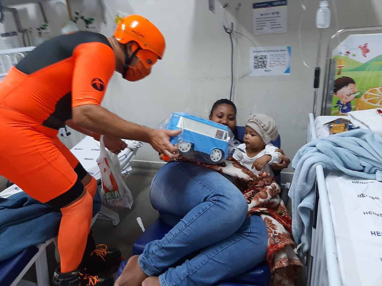 Super-herói distribui presente para crianças internadas no Hospital Infantil de Vitória. Foto: Arquivo Pessoal