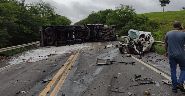 Acidente grave envolvendo caminhão e carro na BR-101, na Serra. Foto: Internauta