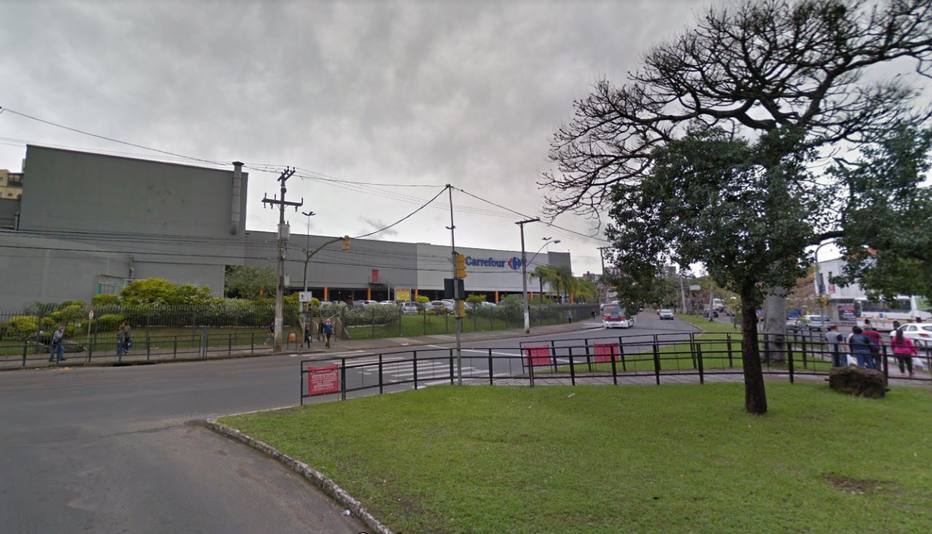 De acordo com a polícia, o crime aconteceu no estacionamento do supermercado Carrefour localizado no bairro Passo D'Areia, em Porto Alegre (RS). Foto: Google Street View