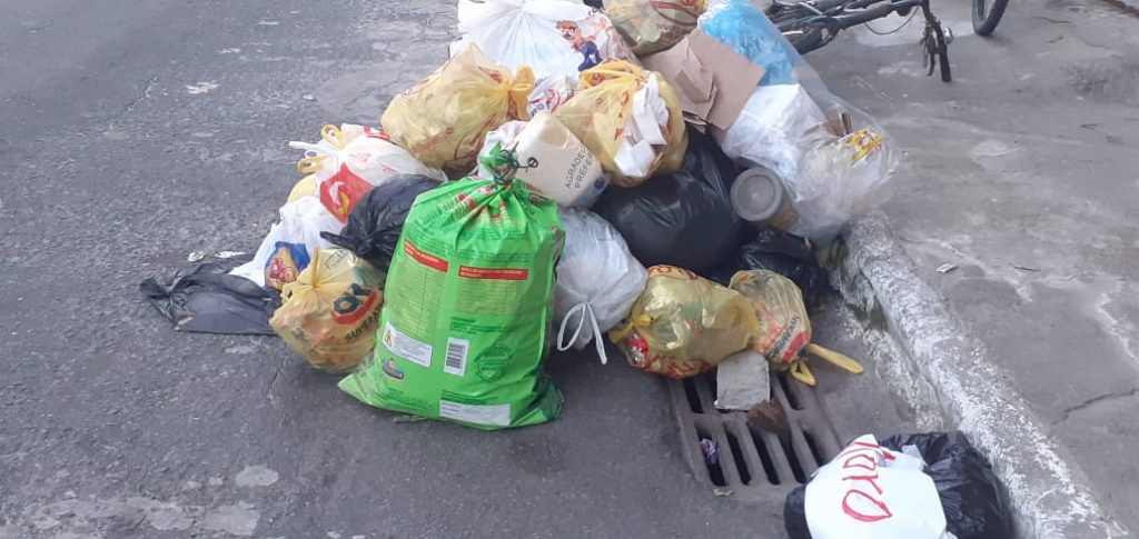 Lixo acumulado no bairro Nova Palestina, em Vitória. Foto: Internauta