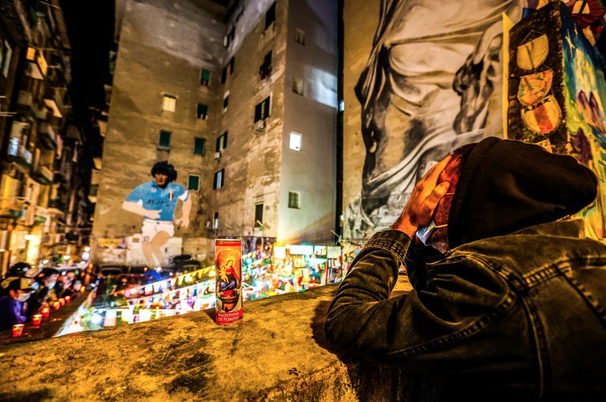 Torcedores realizaram homenagem ao ex-jogador durante toda a madrugada nas ruas da Argentina. Foto: Reprodução/Twitter/@B3LL3TZKA