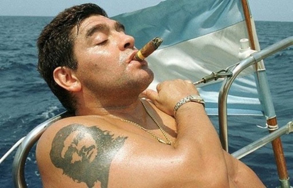 Diego Maradona e sua tatuagem de Che Guevara (Reprodução: Web)
