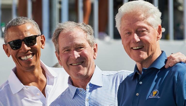 Ex-presidentes Obama, George W. Bush, e Bill Clinton na Presidents Cup at Liberty National Golf Club, em New Jersey (Reprodução: CNN)
