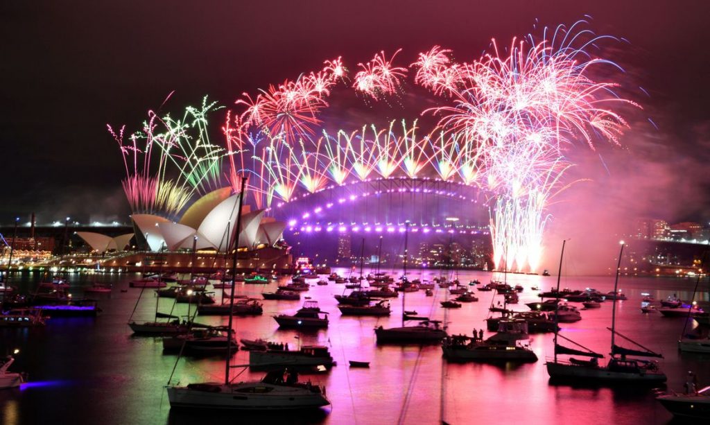 Fogos subiram aos céus em Sydney na virada de 2020, mas o porto estava vazio(Foto: Mick Tsikas / AAP Image for NSW Government)