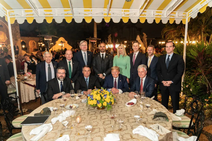 Embaixador Nestor Forster Junior (atrás de Bolsonaro), em março, na Flórida, passou ao governo dados que insistiam na tese de fraude. Foto: Shealah Craighead/Official White House