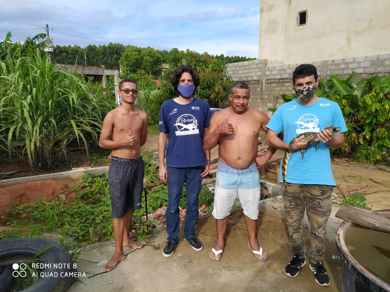 Jovem jacaré que apareceu na casa de uma família da região metropolitana foi resgatado pelo Projeto Caiman e devolvido a Natureza. Foto: Yhuri Nóbrega