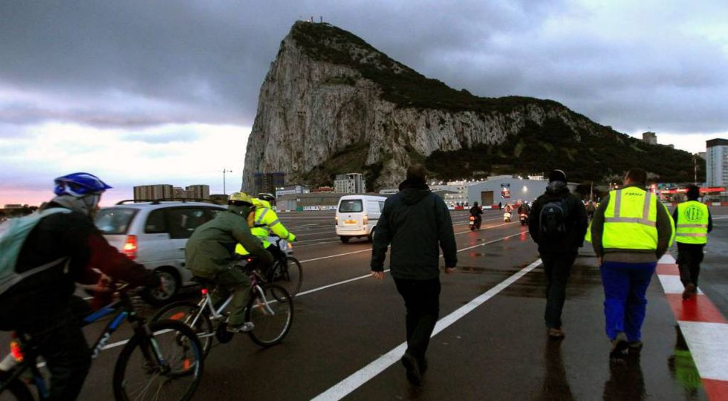 Pessoas cruzam a fronteira com Gibraltar a partir de Línea de la Concepción (Cádiz). (Reprodução: A. Carrasco Ragel / EFE)