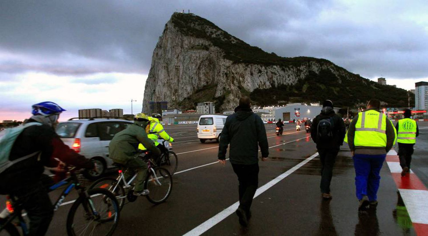 Pessoas cruzam a fronteira com Gibraltar a partir de Línea de la Concepción (Cádiz). (Reprodução: A. Carrasco Ragel / EFE)