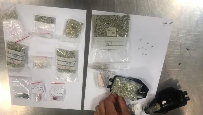 PF prende homem com quase um quilo de diamantes entre brinquedos e eletrônicos no Aeroporto de Guarulhos. Foto: Polícia Federal