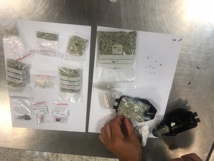 PF prende homem com quase um quilo de diamantes entre brinquedos e eletrônicos no Aeroporto de Guarulhos. Foto: Polícia Federal