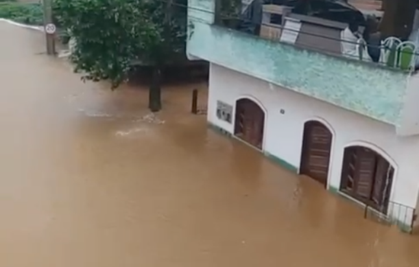Ruas alagadas em Muniz Freire, na região do Caparaó. Foto: Reprodução