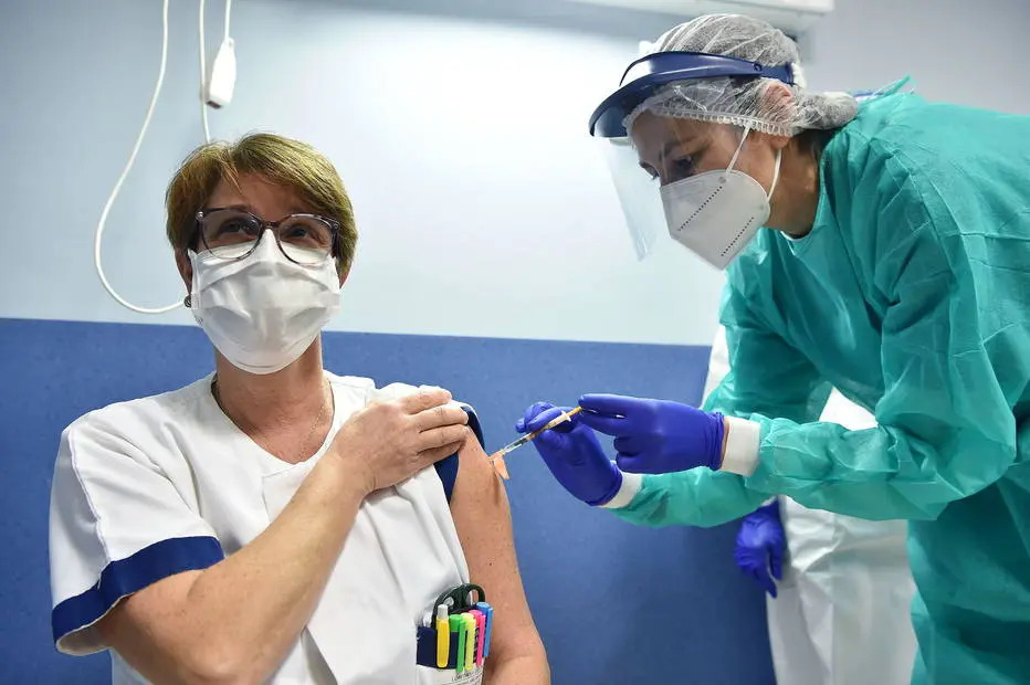Enfermeira administra dose da vacina contra a covid-19 da Pfizer em Turim, na Itália. Quase 50 países no planeta já começaram a campanha de vacinação. (Foto: Alessandro di Marco/EFE/EPA)