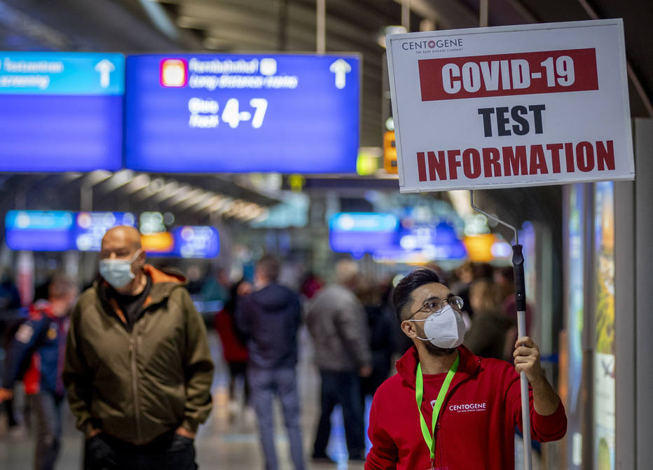 Homem segura placa de teste de covid-19 em Frankfurt, na Alemanha. (Foto: Michael Probst / AP Photo)