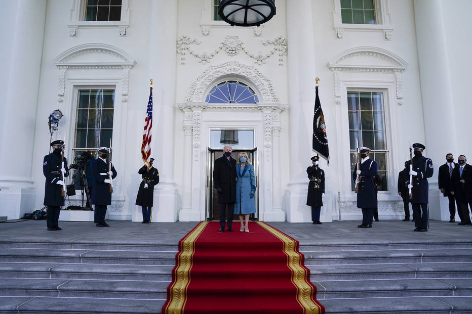 Após posse, Joe Biden chega à Casa Branca ao lado da primeira-dama, Jill Biden. (Foto: Evan Vucci / AP Photo)