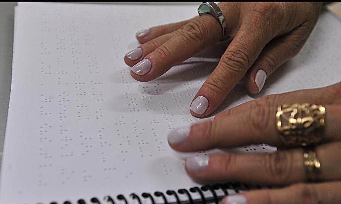 Dia Mundial do Braile chama atenção para inclusão na escrita e leitura. Foto: Marcello Casal Jr./Agência Brasil