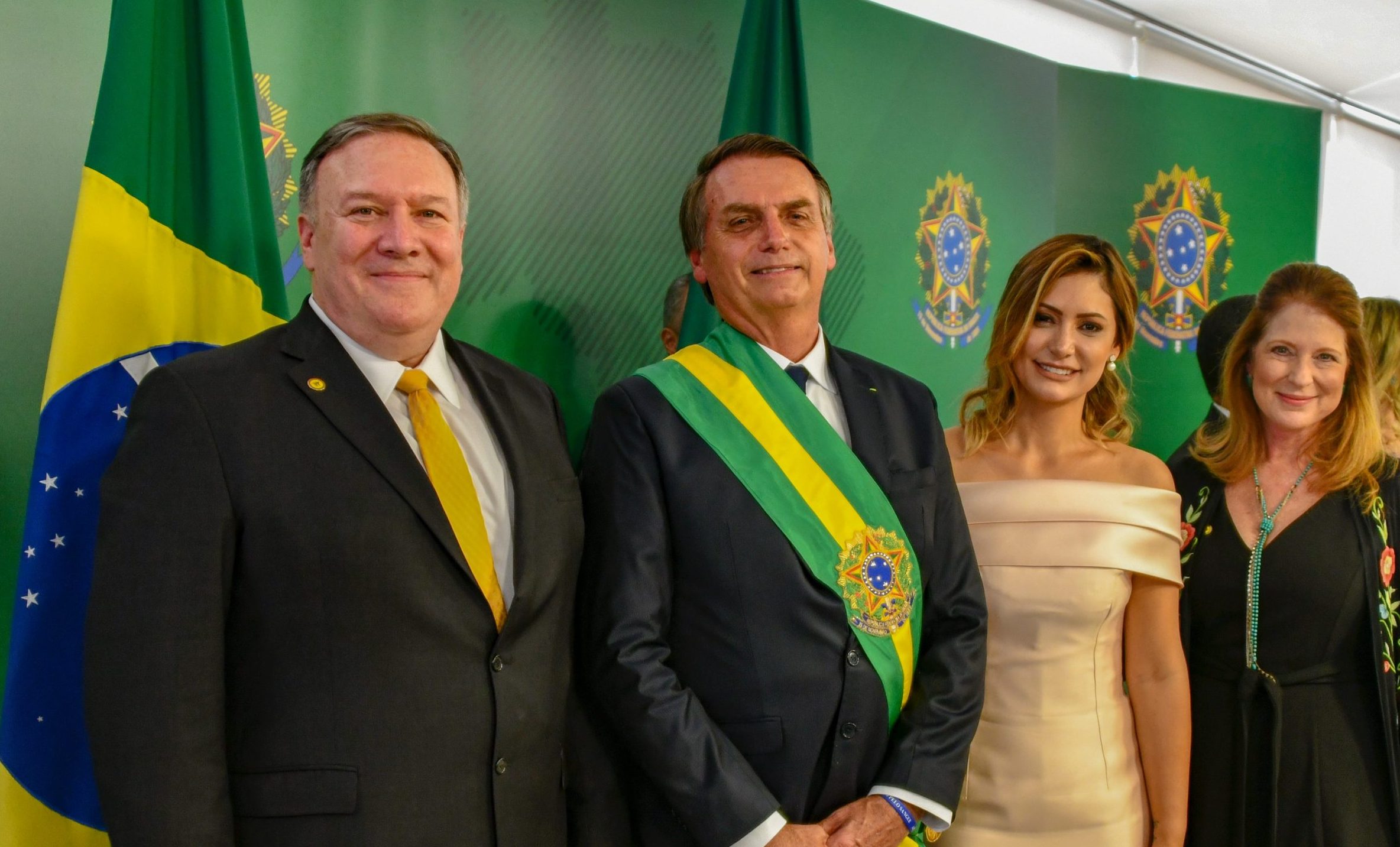 Mike Pompeo, o presidente Jair Bolsonaro e a primeira-dama Michelle. (Reprodução: Twitter)