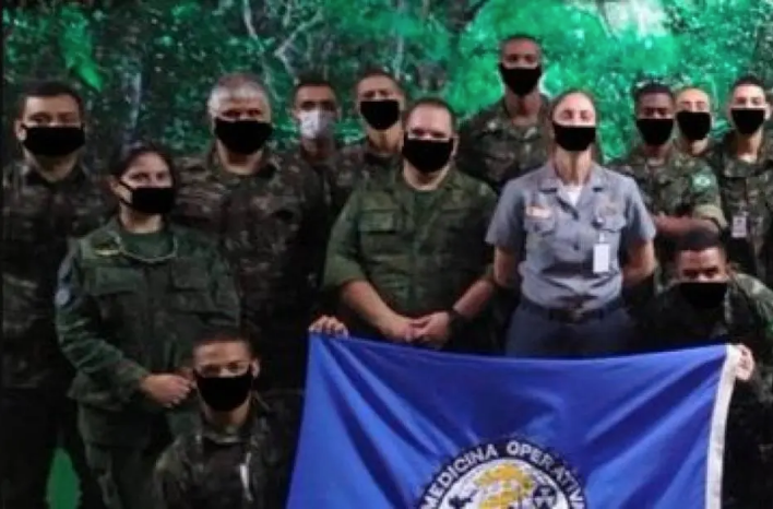 Exército publica fotos editadas para simular que militares usavam máscara. Foto: Reprodução