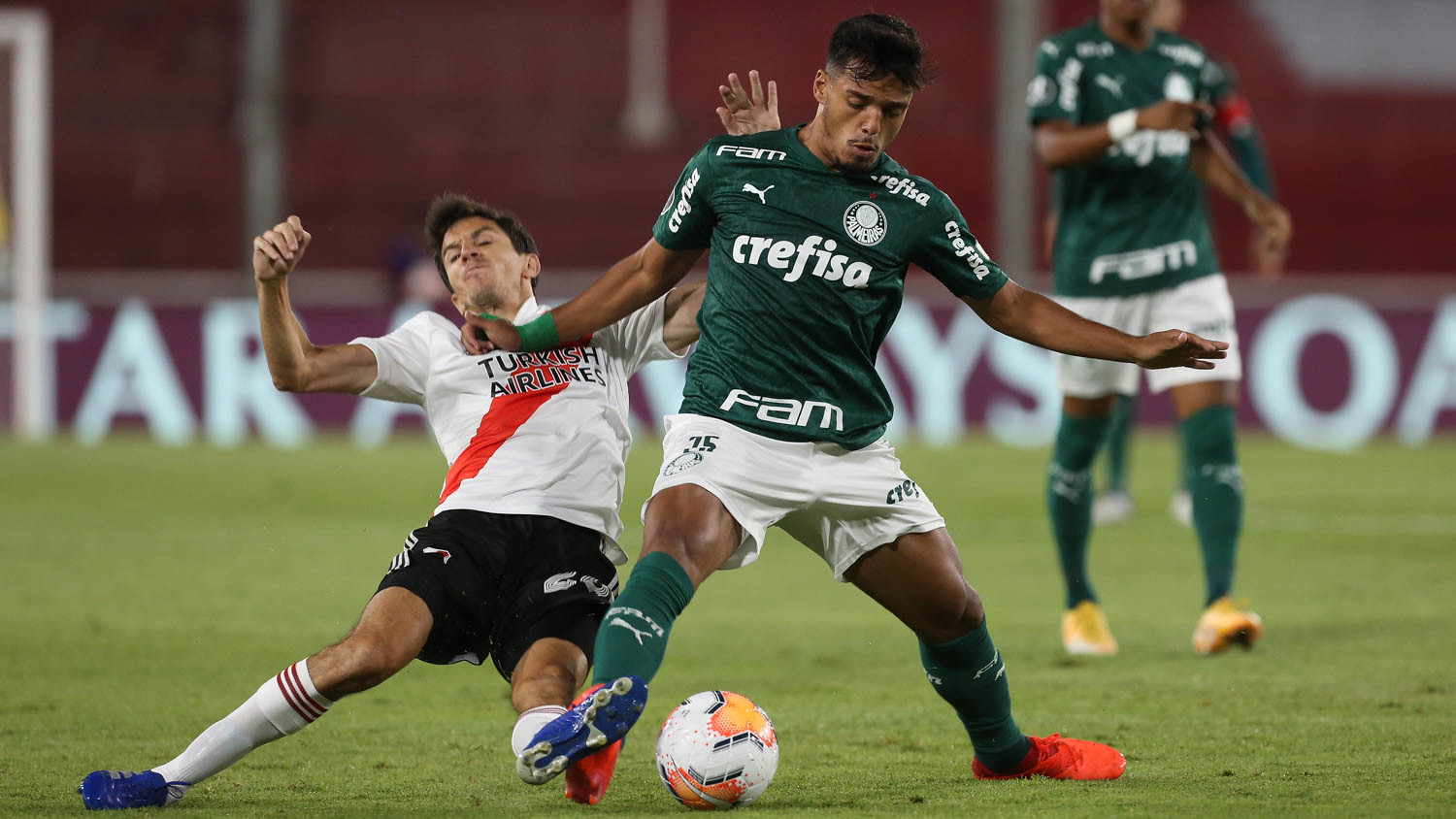 Gabriel Menino disputa bola com o Ignacio Fernandez, do River Plate, durante partida válida pelas semi finais (ida), da Copa Libertadores. Foto: Cesar Greco