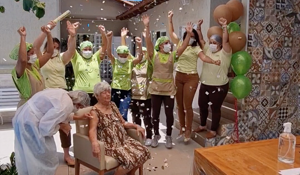 Marly da Silva e Silva, 82 anos, foi a primeira idosa a ser vacinada na Casa de Repouso Aconchego em Araçás, Vila Velha. Foto: Reprodução/@repousoaconchego