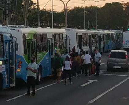 Passageiros embarcados que tentavam chegar ao terminal de Carapina, na Serra, desceram dos coletivos em meio ao trânsito. Foto: Reprodução