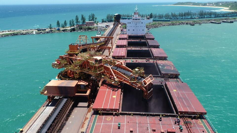 Carregamento do primeiro navio após o reinício das operações da Samarco em Anchieta. Foto: Divulgação