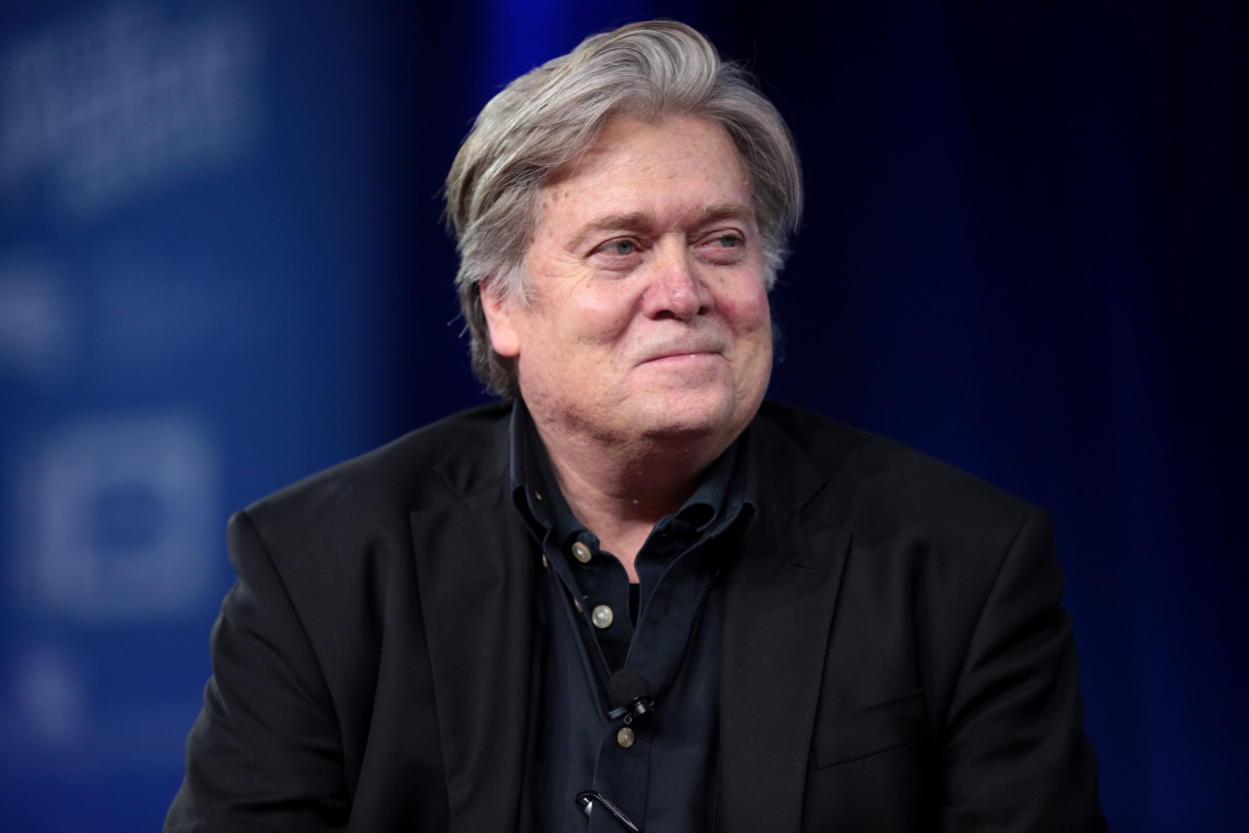Steve Bannon, ex-estrategista-chefe da Casa Branca foi acusado de fraudar doadores políticos que apoiaram a construção de um muro na fronteira com México. Foto: Gage Skidmore/Wikimedia Commons