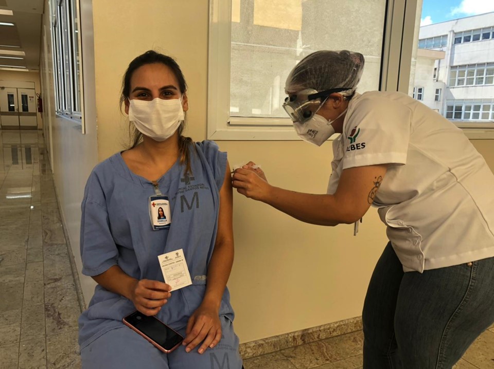 Profissional da saúde é imunizada contra a covid-19. Foto: Divulgação