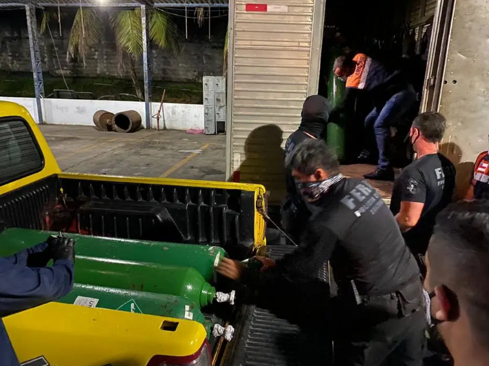 Polícia apreende 33 cilindros de oxigênio escondidos por empresa em Manaus. Foto: Carlos Soares/Erlon Rodrigues/Alailson Santos/SSP-AM e PC-AM