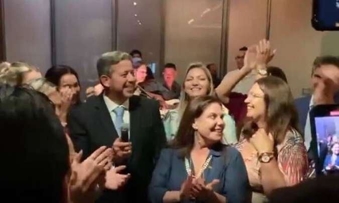 O deputado Arthur Lira (PP-AL), novo presidente da Câmara dos Deputados, discursa durante festa em Brasília (Reprodução: Twitter)