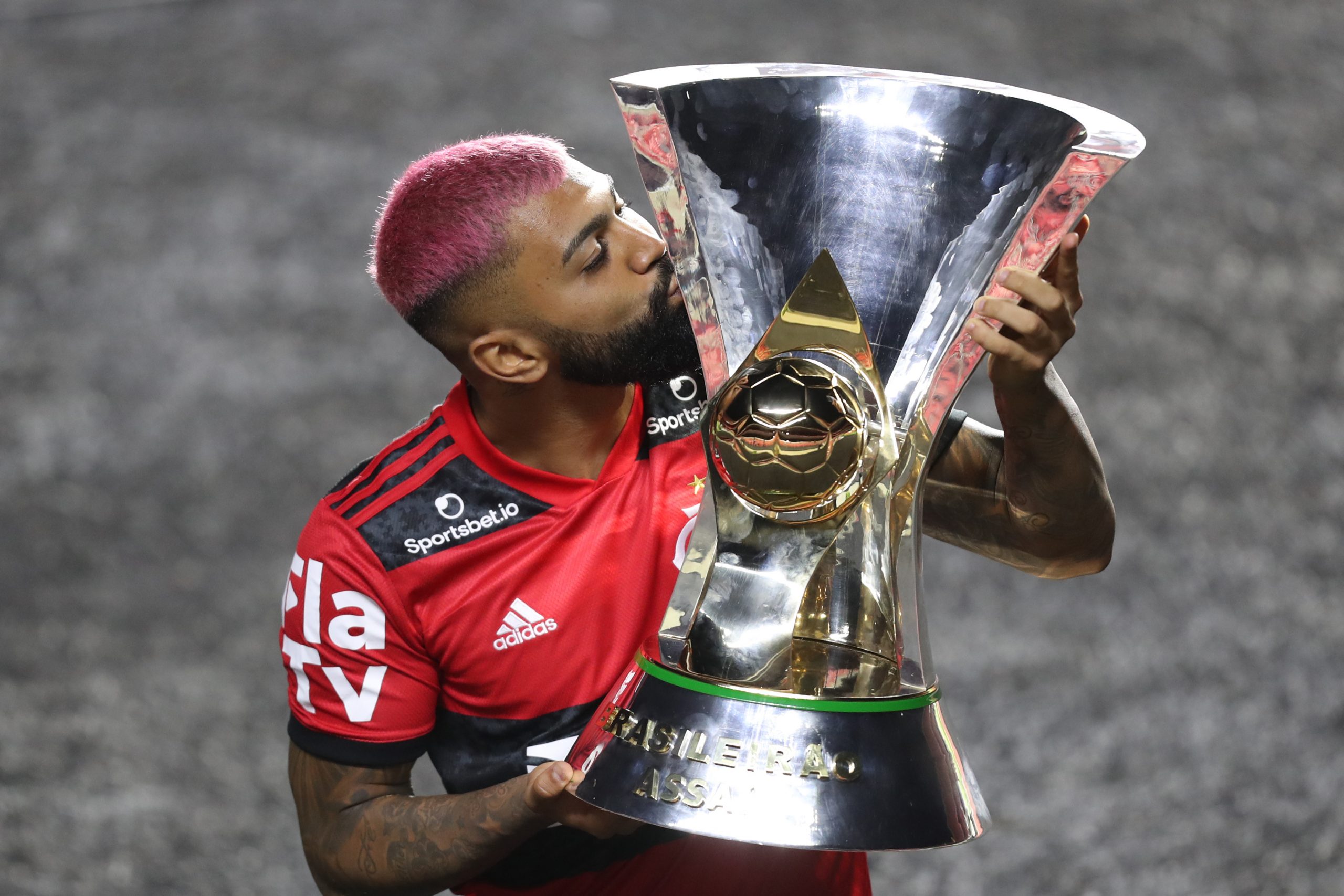 Gabigol beija a taça do Campeonato Brasileiro 2020. Foto: Alex Silva/Estadão Conteúdo