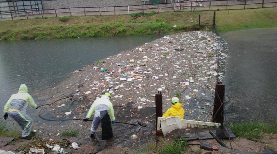 Prefeitura de Vila Velha retira 15 toneladas de lixo dos canais nesta segunda. Foto: Divulgação