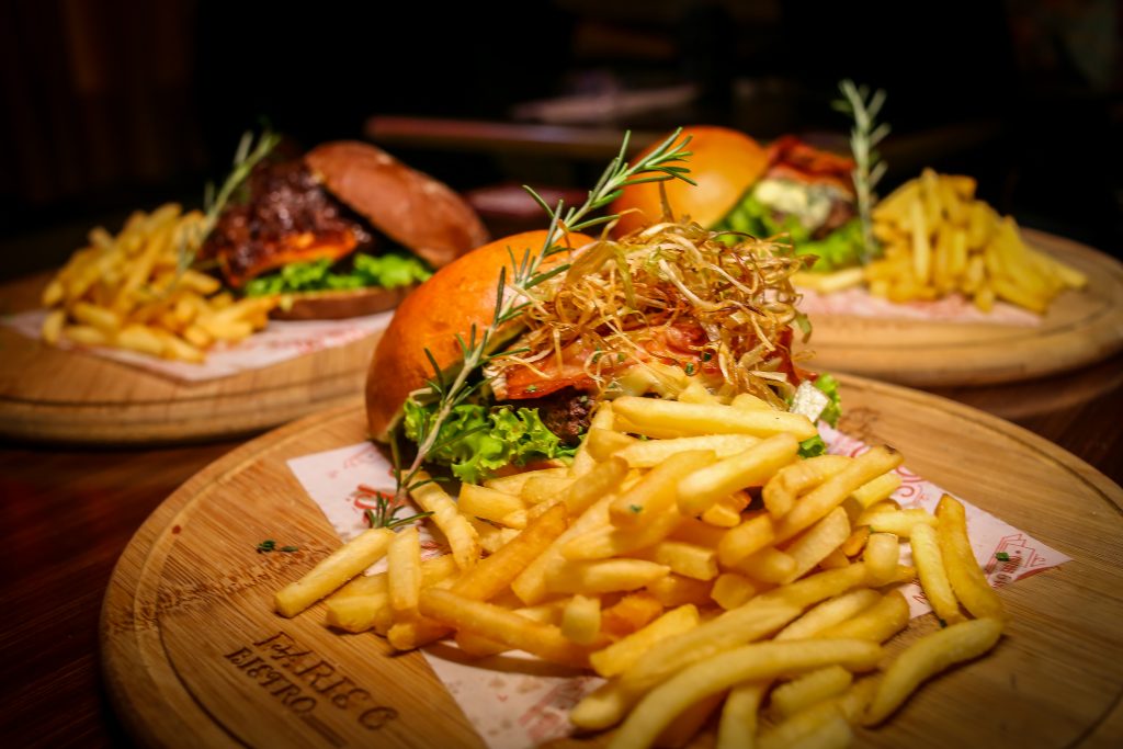 "Viih Tube", burguer preparado na chapa com queijo brie, servido em pão de brioche com fatias de bacon, crispy de alho-poró, alface e maionese verde. (Foto: Divulgação)