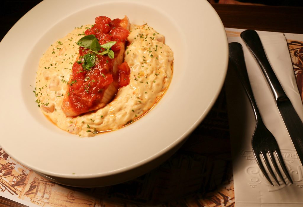 "Gabi Martins", salmão com molho de tomate, acompanhado de risoto ao cream cheese com camarões, tomate e manjericão. (Foto: Divulgação)