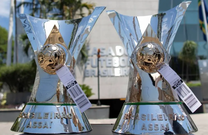 Taças do Campeonato Brasileiro com etiquetas de embarque para São Paulo e Porto Alegre. Foto: Lucas Figueiredo/CBF