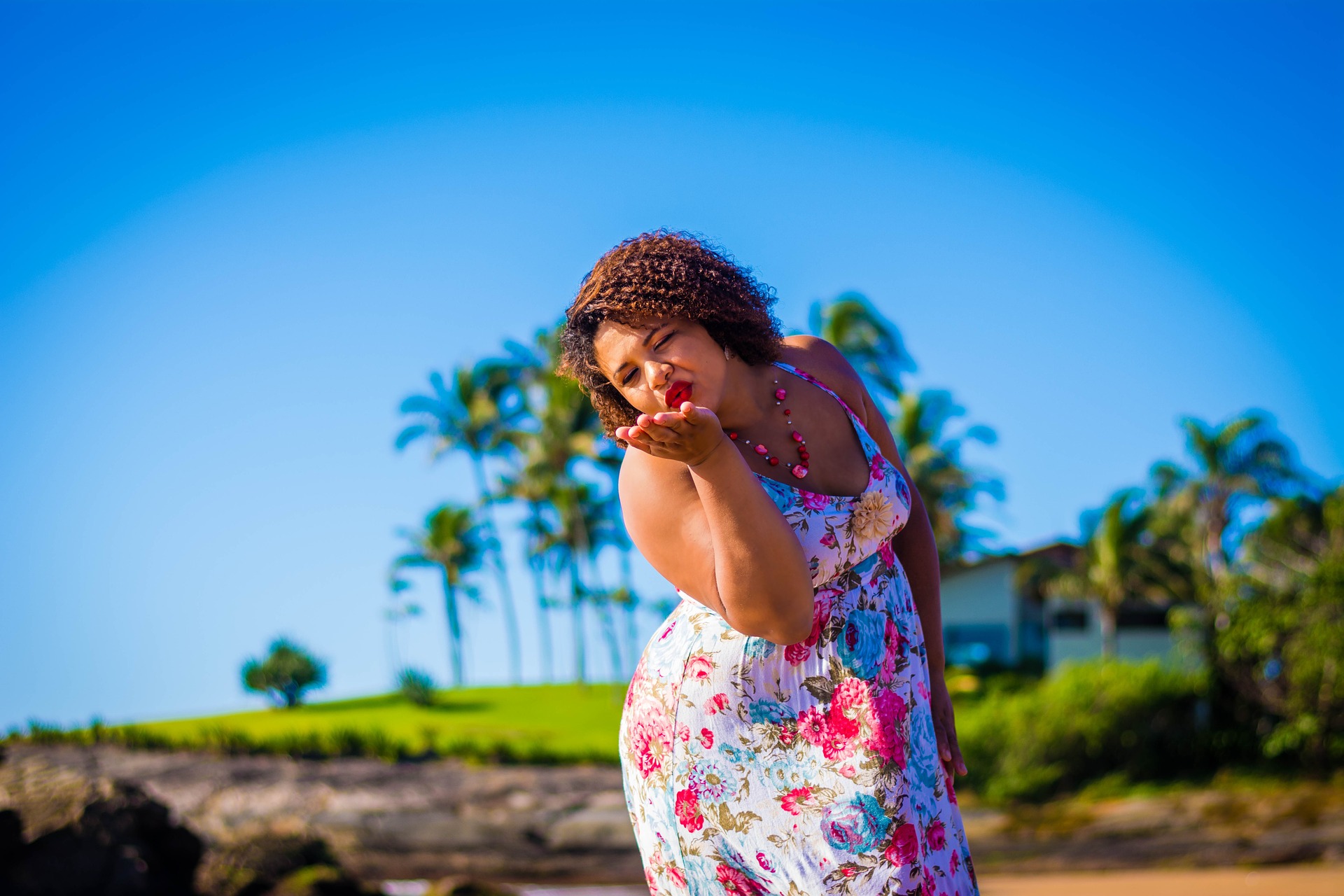 PLUS SIZE WOMAN FELICIDADE - FOTO: PIXABAY