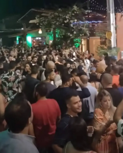 Pessoas circulam pelas ruas da Praia da Pipa sem máscaras durante o carnaval. Foto: Reprodução
