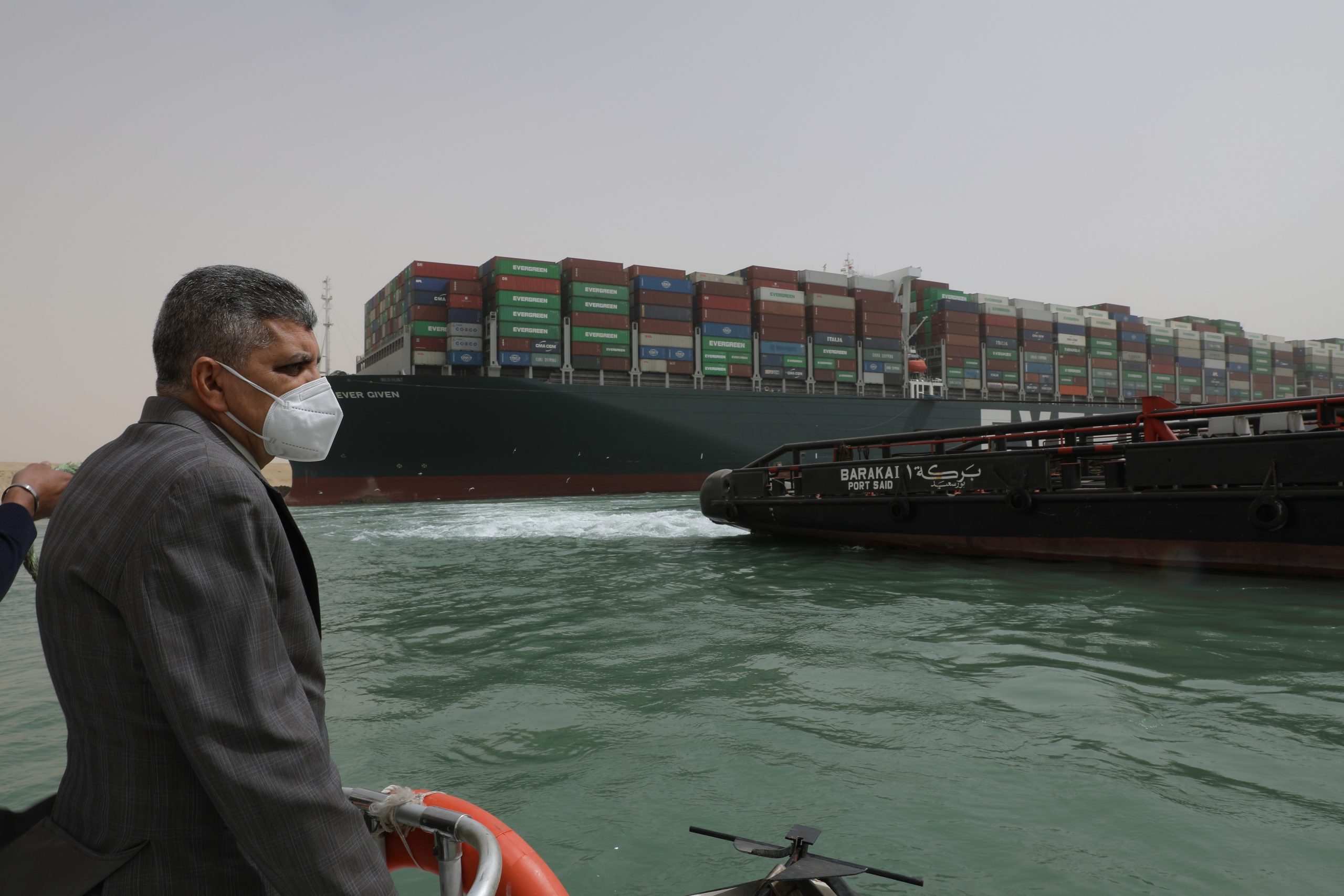 Especialistas tentam desencalhar meganavio no Canal de Suez. (Foto: Reprodução / Suez Canal Authority)