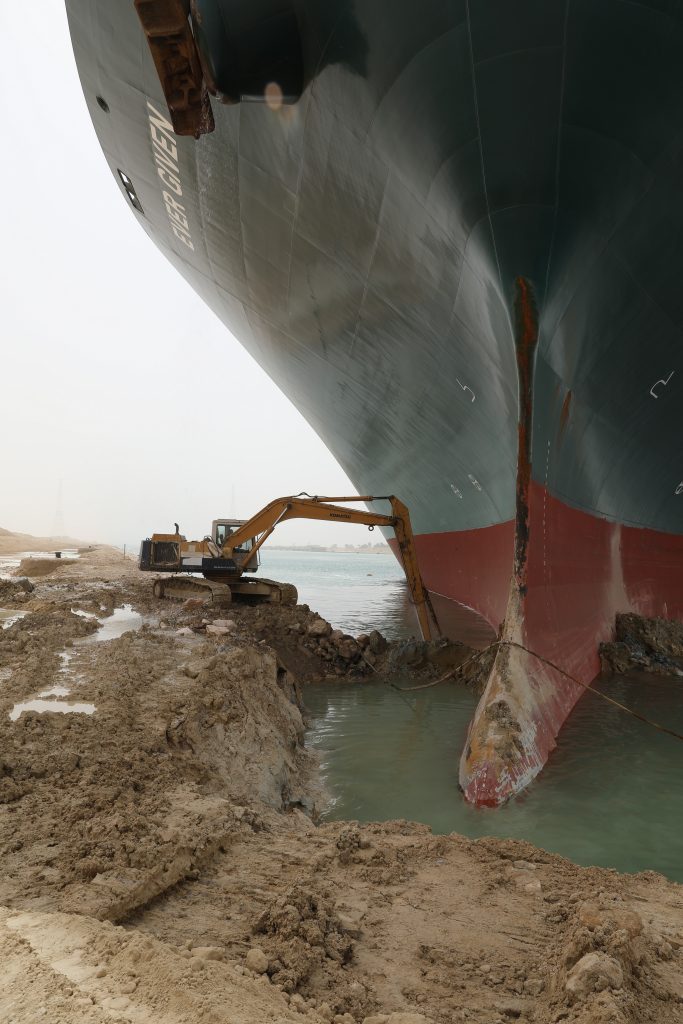 Especialistas tentam desencalhar meganavio no Canal de Suez. (Foto: Reprodução / Suez Canal Authority)
