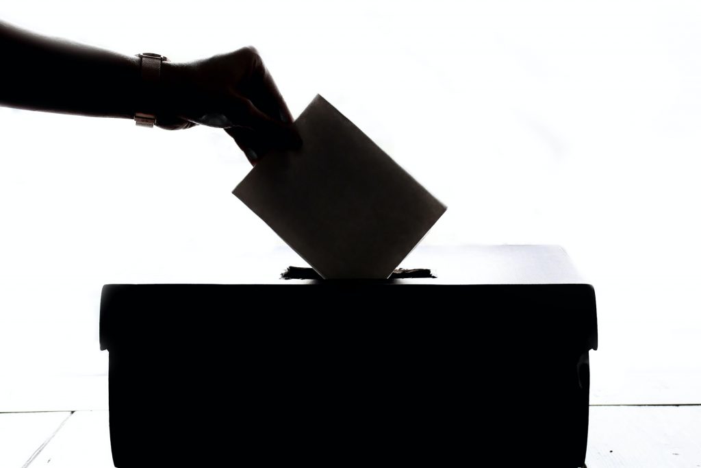 "Sobre a democracia", de Robert Dahl. Foto: Pexels