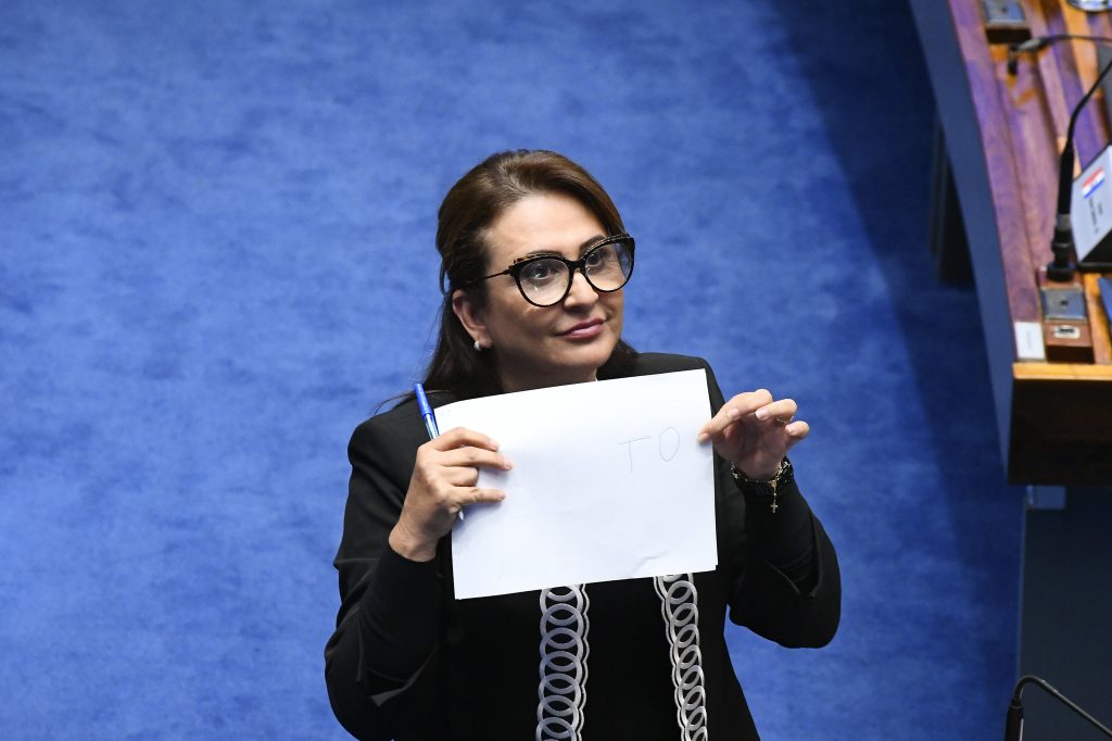 Senadora Kátia Abreu (PDT-TO) segura folha de papel com as iniciais do seu Estado: TO (Tocantins). (Foto: Marcos Oliveira/Agência Senado)